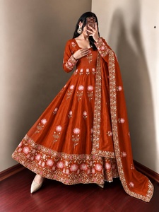 Ensemble Anarkali Salwar très demandé avec dupatta et broderies, disponible à prix abordable en provenance d'Inde - Product Image 2