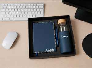 Set de Regalos Corporativos Liviya de Cuero y PVC de Lujo - Organizador/Planificador Portátil, Bolígrafo, Botella, Llavero y Taza para Regalos en Ferias Comerciales - Product Image 3