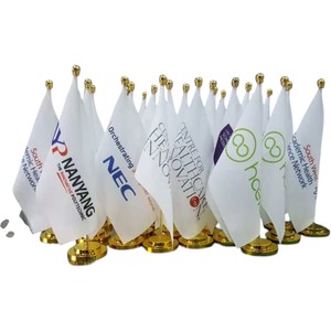 Base de Aluminio para Bandera de Escritorio de Lujo Notre Dame, 3 Postes, Base Dorada, Forma Rectangular, Diseño Portátil y Duradero, 26 cm de Altura, Banderas de Poliéster - Product Image 3