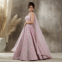 Ensemble Lehenga Choli traditionnel brodé rose blush de luxe pour femmes |   Robe de mariée de créateur pour soirée, coupe ajustée, longueur ras du sol