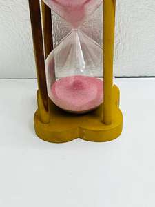 Sablier en bois fait main de 9 pouces avec sable rose |   Décoration de table rustique avec motif croix d'ange pour Noël et anniversaires - Product Image 6