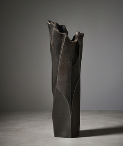 Vase à fleurs moderne en métal noir mat, centre de table de luxe à bords bruts et organiques, récipient décoratif pour la maison, vente en gros - Product Image 4
