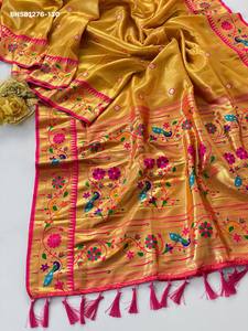 Ensemble de Saree en Soie de Luxe avec Bordure Pallu Ornée de Motifs Traditionnels Zari Butti et Floraux sur Toute la Surface - Product Image 5
