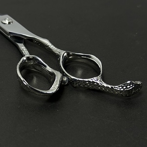 Tijeras de peluquería profesionales 440C, hoja afilada de acero inoxidable, herramienta de estilismo para salón con mango largo para diestros, IKZARSA - Product Image 1