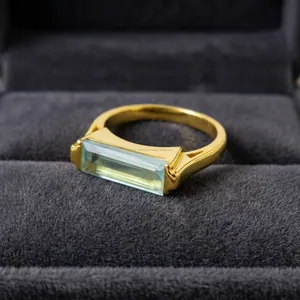 Anillo de Plata de Ley 925 Chapado en Oro con Gema Rectangular de Topacio Azul - Product Image 3
