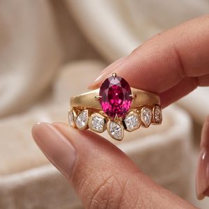 Ensemble de bagues classiques en or jaune 18 carats avec pierre précieuse en rubis rouge taille ovale, fait main, cadeau idéal pour mariage ou fête pour les petites amies - Product Image 1