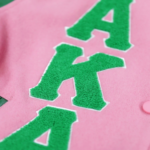 Chaqueta Varsity Rosa y Verde AKA, Cuerpo de Lana, Mangas de Cuero, Letras Bordadas en Chenille, Cierre de Botones a Presión, Ropa Exterior para Mujer - Product Image 6