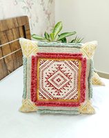 Housse de coussin décorative sophistiquée d'inspiration mondiale avec des textures riches et multi-couches