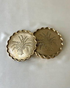 Posavasos de Latón Dorado de Primera Calidad con Borde Festoneado, Diseño Intrincado de Trigo, Vajilla Hecha a Mano para el Hogar, Hotel o Restaurante - Product Image 3