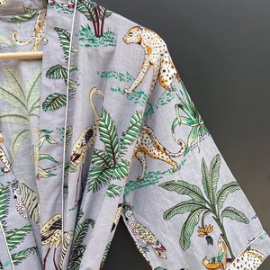 เสื้อคลุมผ้าฝ้ายพิมพ์ลายผีเสื้อแบบคันธา แจ็คเก็ตยาวแบบเย็บติดกัน ปิดด้วยเข็มขัด ของขวัญฤดูหนาวสำหรับเธอ ชุดกิโมโนเจ้าสาวสไตล์อินเดียสำหรับผู้หญิง - Product Image 3