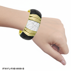 Bracelet manchette large et élégant plaqué or avec incrustations de résine noire et de marbre blanc craquelé pour femme - Product Image 4