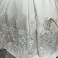 Abito da sposa a ball gown con corsetto trasparente con stecche, gonna in raso, bordo in pizzo, stile principessa, strascico cattedrale, all'ingrosso