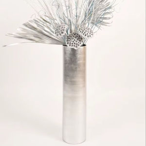 Vase en métal de forme unique pour la décoration artistique contemporaine, accent de table pour la maison et présentation florale design. - Product Image 1