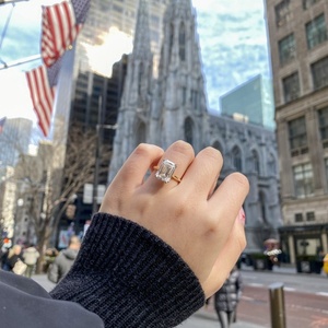 Anillo de compromiso de lujo con diamante cultivado en laboratorio de corte esmeralda de 6.04 quilates, solitario de oro bicolor con 8 garras, anillo de diamante suelto certificado por IGI - Product Image 1