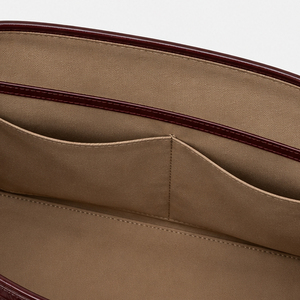 Sac Hobo Demi-Lune Avant-Gardiste en Similicuir Brillant Bordeaux avec Poignée Métallique Ondulée pour Femme - Product Image 4