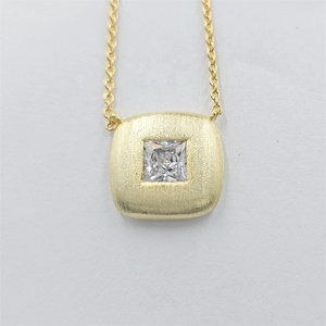 Collar con Colgante Cuadrado de Circonita Cúbica en Plata Chapada en Oro de 14K, Conjunto de Joyería Fina con Acabado Mate, Regalo para Fiesta o Aniversario - Product Image 1