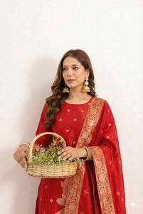 Conjunto de Salwar Kameez de Seda Banarasi Roja de Lujo, con Bordado de Zari Dorado, Kurta Recta y Pantalón Jacquard, para Bodas y Fiestas Indias y Pakistaníes - Product Image 2