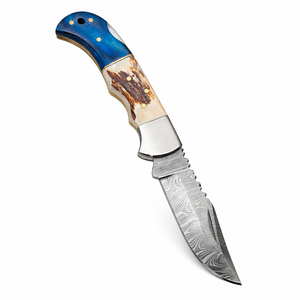 Cuchillo Plegable de Camping Hecho a Mano con Hoja Recta de Acero de Damasco, Mango de Cuerno y Madera, Funda de Cuero - Product Image 1