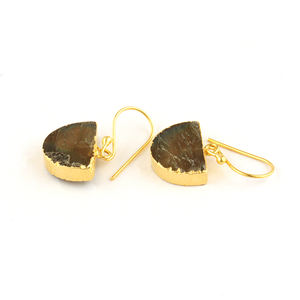 Pendientes colgantes de labradorita natural con efecto fuego, estilo hip hop, con gancho semicircular en oro de 18k. - Product Image 3