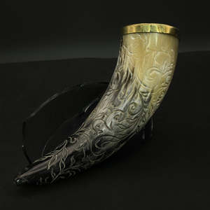Corne à boire viking artisanale en corne de bœuf, avec bordure en laiton, support en fer, gravure florale polie à la main, forme naturelle, écologique - Product Image 4