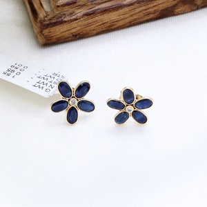 Boucles d'oreilles clous en or jaune massif 18 carats avec saphir bleu naturel et diamant central, bijoux fins pour femmes, vente en gros - Product Image 1