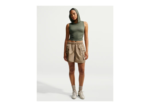Haut court à capuche vert olive uni pour femme avec short cargo beige, tenue de sport respirante en spandex - Product Image 3