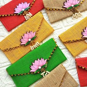 Élégantes pochettes en jute avec broche en acrylique lotus et pompons de perles pour femmes, mode ethnique et cadeaux festifs - Product Image 1
