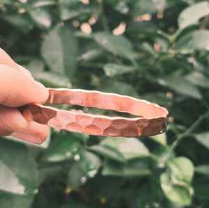 Pulsera Ajustable de Cobre Puro Martillado y Pulido Hecha a Mano por Artesanos Reales, Estilo Vintage, para Terapia de Artritis, para Mujer, India - Product Image 4