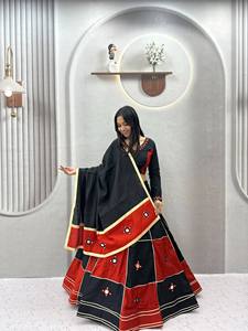 Conjunto de Lehenga Choli Navratri para Mujer, de Algodón Puro Estampado y Repujado, con Falda Larga Ajustada y Adornos de Gotta Patti, Encaje Espejo y Borlas - Product Image 5