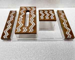 Plateau de service décoratif tendance en acrylique avec poignée en bois, rectangulaire, écologique, compatible lave-vaisselle, pour mariage et décoration intérieure - Product Image 3