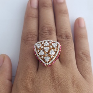 แหวนทองคำ 18K ประดับเพชรทรงสามเหลี่ยม พร้อมขอบทับทิม สำหรับผู้หญิง ดีไซน์หรูหรา เหมาะสำหรับงานแต่งงาน งานเลี้ยง หรือเป็นของขวัญ - Product Image 6