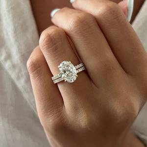 Ensemble de bague de fiançailles en diamant ovale de 3 carats E VVS2, pavé français, ensemble de mariage en diamant ovale de laboratoire de 3 carats, or jaune 14 carats, certifié IGI - Product Image 1