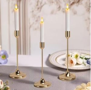 Ensemble de porte-bougies classiques dorés et blancs, support métallique élégant, décoration polyvalente pour la maison et les mariages, vente en gros sur le marché d'exportation - Product Image 4
