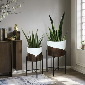 Macetero de lujo en forma de cuenco, con acabado dorado martillado y base de pedestal en oro rosa, disponible a precios de mayorista para hogares elegantes. - Product Image 3