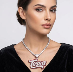Colgante de Moissanita Personalizado con Nombre, Plata de Ley 925 Bañada en Oro, Corte Brillante Redondo, Joyería con Etiqueta de Corazón - Product Image 3