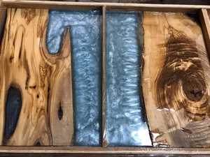 Planche de service de luxe en bois d'acacia et résine époxy, faite à la main, durable, rustique, pour charcuterie, fromage, pain, viande - Product Image 6