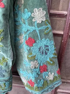 Elegante Chaqueta Suzani Azul Cielo de Terciopelo Bordado con Patrón Floral, Estilo Boho, Manga Larga, Cuello Alto, Ropa de Abrigo de Invierno para Mujer - Product Image 3