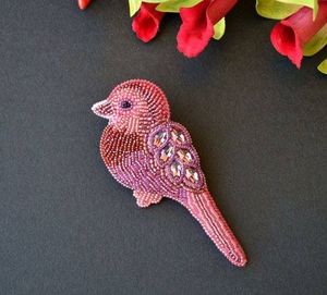 Broche de Lujo con Bordado Artesanal y Cuentas, con Bordado de Cuentas Cosido a Mano Único - Product Image 3