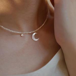 Collar de Perlas Naturales de Agua Dulce con Diseño de Luna y Concha de Mariposa Blanca, Diseño Versátil para la Moda de Primavera - Product Image 1