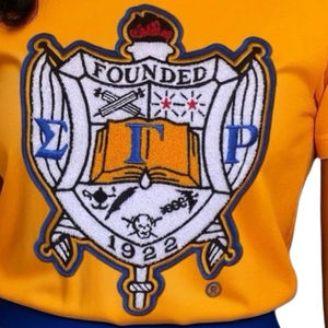 Camiseta de chenilla con escudo de Sigma Gamma Rho, letras bordadas en dorado y azul, ropa de hermandad, algodón, estilo universitario griego, top para mujer - Product Image 6