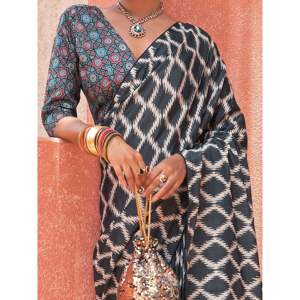 Saree traditionnel en crêpe noir éblouissant avec chemisier Ensemble imprimé numérique pour femme - Product Image 3