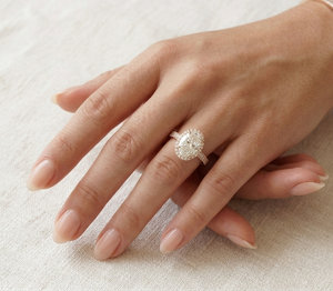 Anillo de Compromiso y Boda de Oro Blanco/Amarillo de 10K/14K/18K con Diamante Cultivado en Laboratorio, Corte Ovalado, Claridad VVS2 Certificada, para Mujer, con 4 Garras - Product Image 5