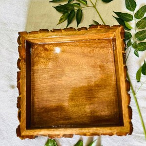 Plateau en bois massif à bords naturels, fait main, avec écorce naturelle, pour centre de table et décoration intérieure - Product Image 1