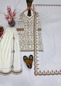 Hermoso Traje Sharara de Invierno de Poliéster GEORGETTE con Bordado de Lentejuelas Chinas y Trabajo Manual con Espejos Reales - Gharara India - Product Image 2