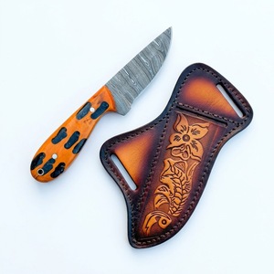 มีดล่าสัตว์เหล็กดามัสกัสทำมือ ด้ามเรซิ่นสีส้มและไม้ ใบมีดแบบ Fixed Blade สำหรับแล่เนื้อ พร้อมปลอกหนังลายดอกไม้ - Product Image 1