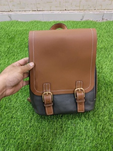 Sac à dos unisexe de luxe personnalisé en cuir véritable bicolore léger avec cadre externe et bandoulière antivol pour femme – Collection été - Product Image 1