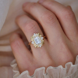 Anillo de Compromiso Art Deco con Diamante Cultivado en Laboratorio, Corte Esmeralda, Oro Amarillo - Product Image 6