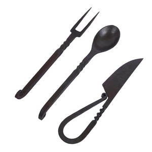 Ensemble de couverts de cuisine rustiques en métal noir, forgés à la main par un fermeur, couteau, fourchette, cuillère, vaisselle de camping, ustensiles de cuisine faits à la main - Product Image 1