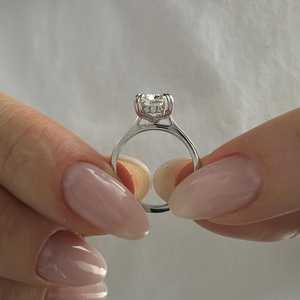 Anillo de Compromiso con Halo Oculto y Corte Alargado de 2.5 Quilates, Engaste de Doble Garra, Oro Blanco, Certificado IGI - Product Image 3