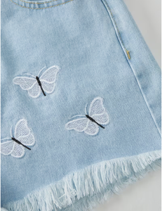 Shorts de mezclilla para mujer, lavado claro, con botones, dobladillo deshilachado y mariposa bordada - Product Image 4